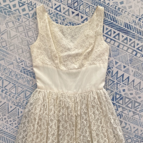 ๐Host Pick!๐ Vintage Lace Dress ๐ - Picture 2 of 8